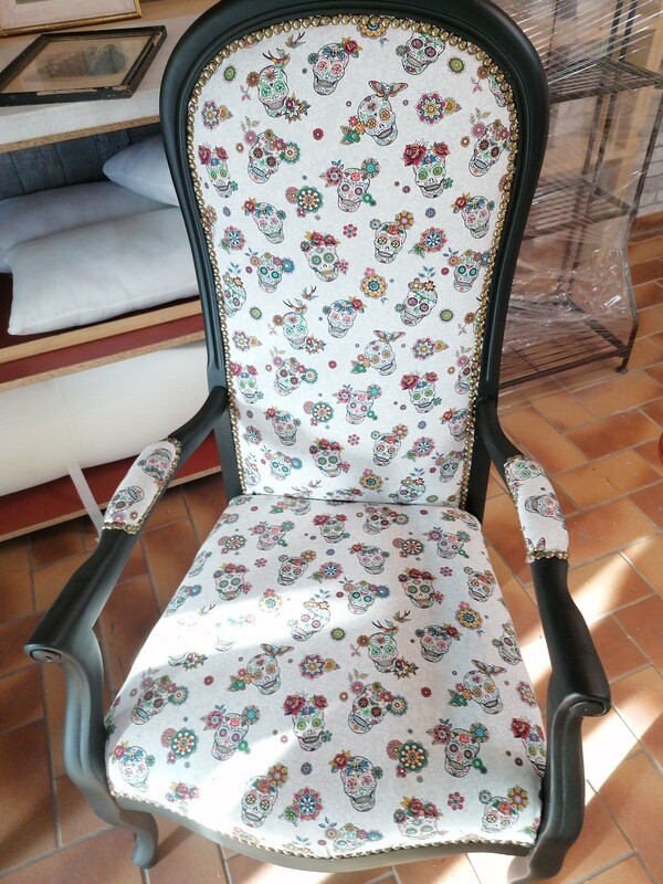 contactez nous pour vos travaux de réfection de tapisseries meubles customisation  fresque  etc..