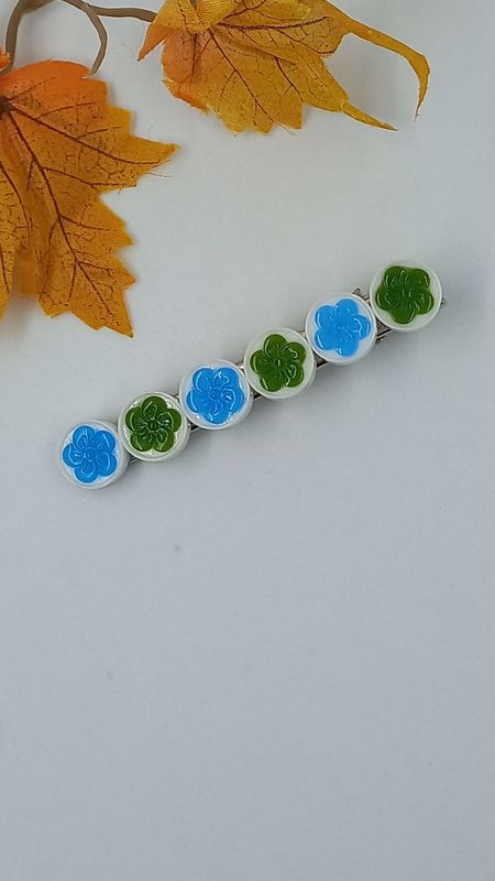 Barrette pince - 6 fleurs bleu/vert/blanc Barrette pince - 6 fleurs bleu/vert/blanc