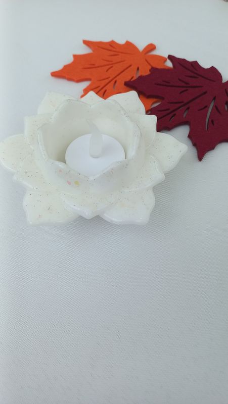 Bougeoir lotus blanc / paillettes noire holographique Bougeoir lotus blanc / paillettes noire holographique