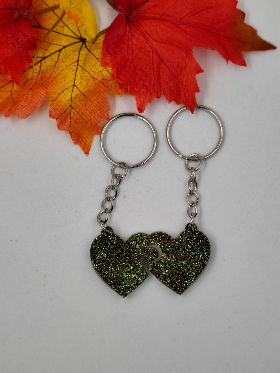 Double coeur - vert/rouge paillettes fond marron