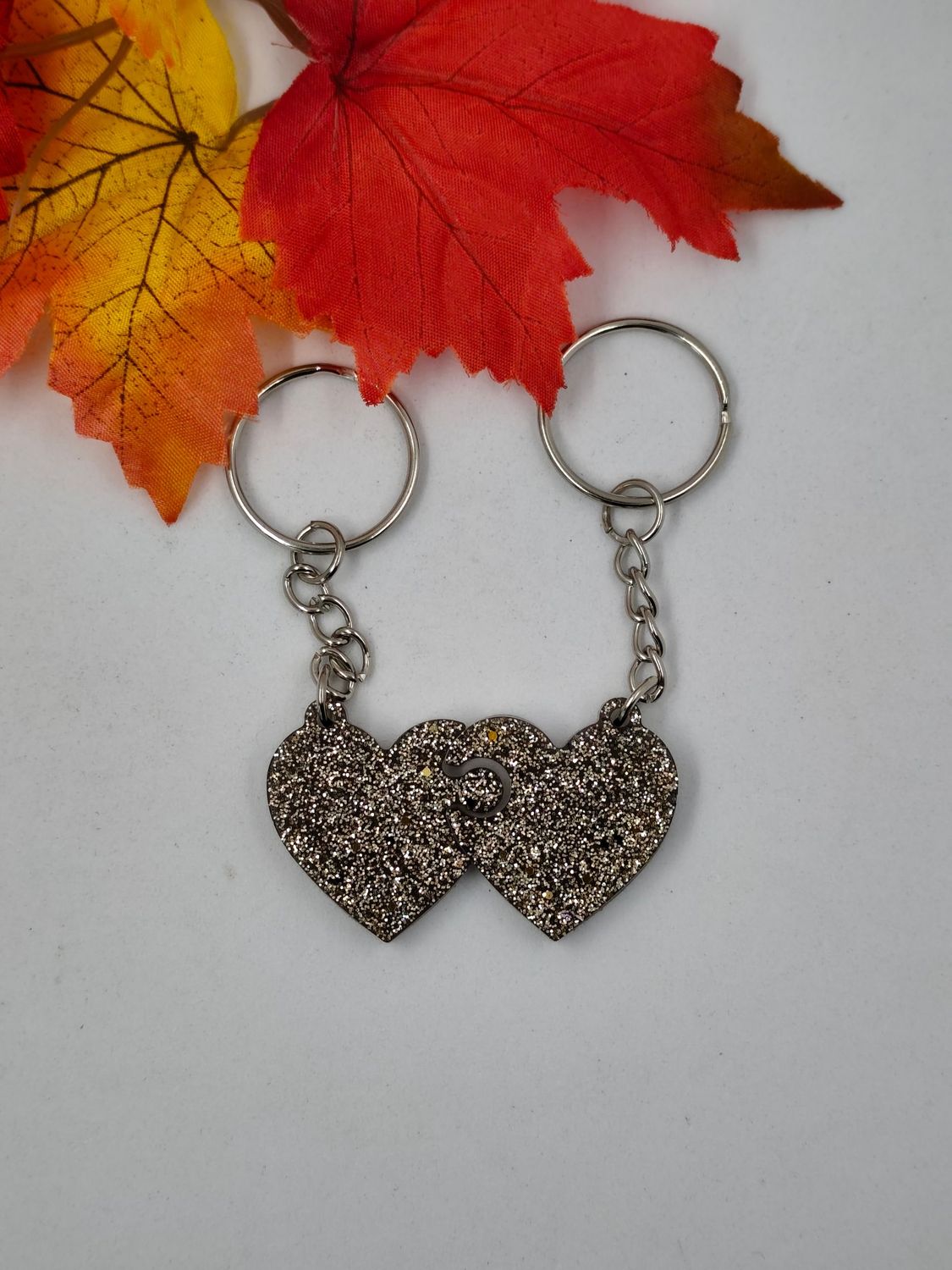 Double coeur - argent paillettes fond marron