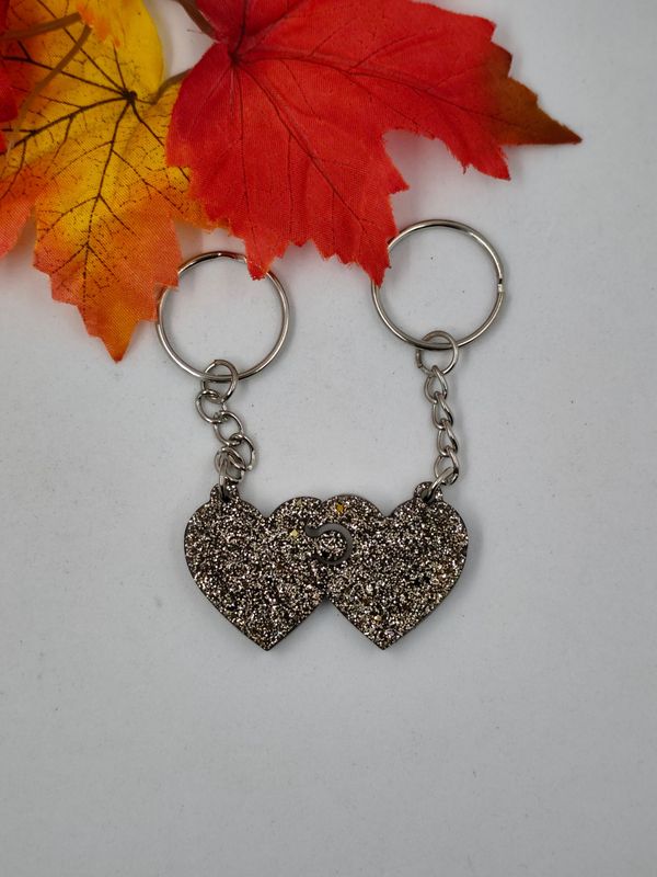 Double coeur - argent paillettes fond marron Double coeur - argent paillettes fond marron