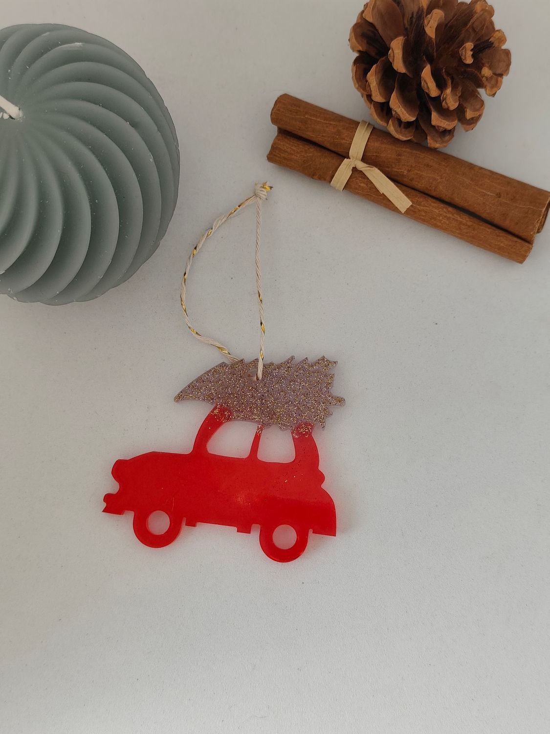Voiture - rouge /  sapin blanc paillettes