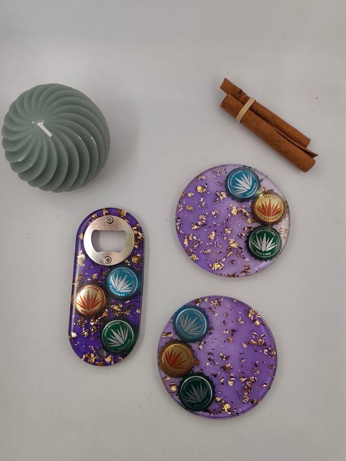 Décapsuleur et dessous de verre violet