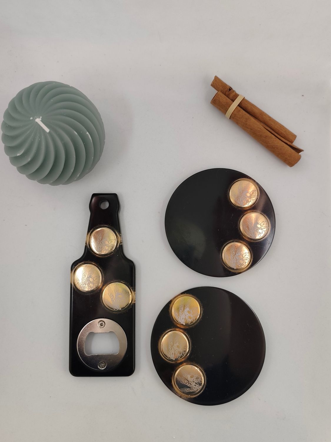 Décapsuleur et dessous de verre noir
