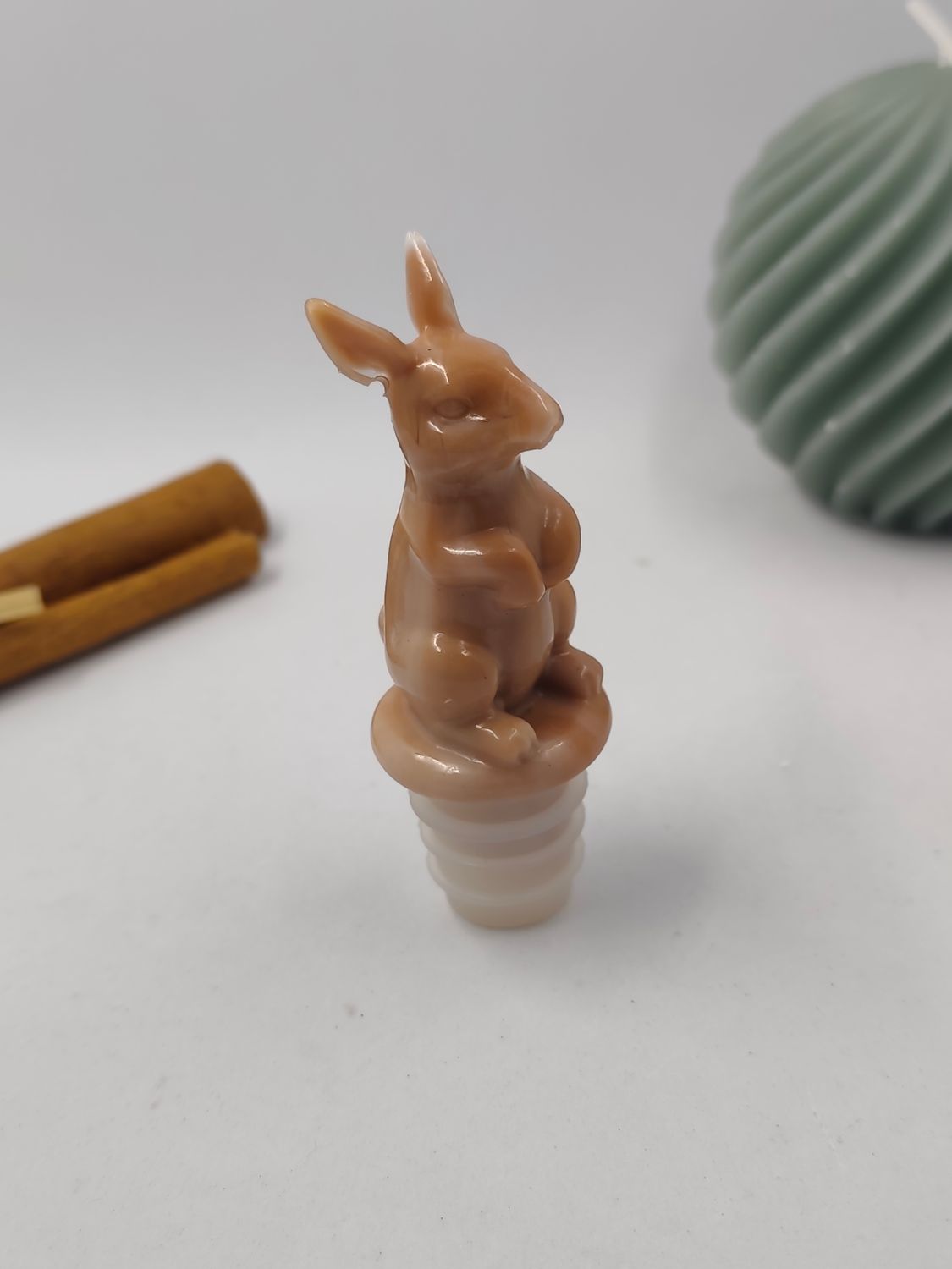 Bouchon de bouteille - Lapin blanc et beige Bouchon de bouteille - Lapin blanc et beige