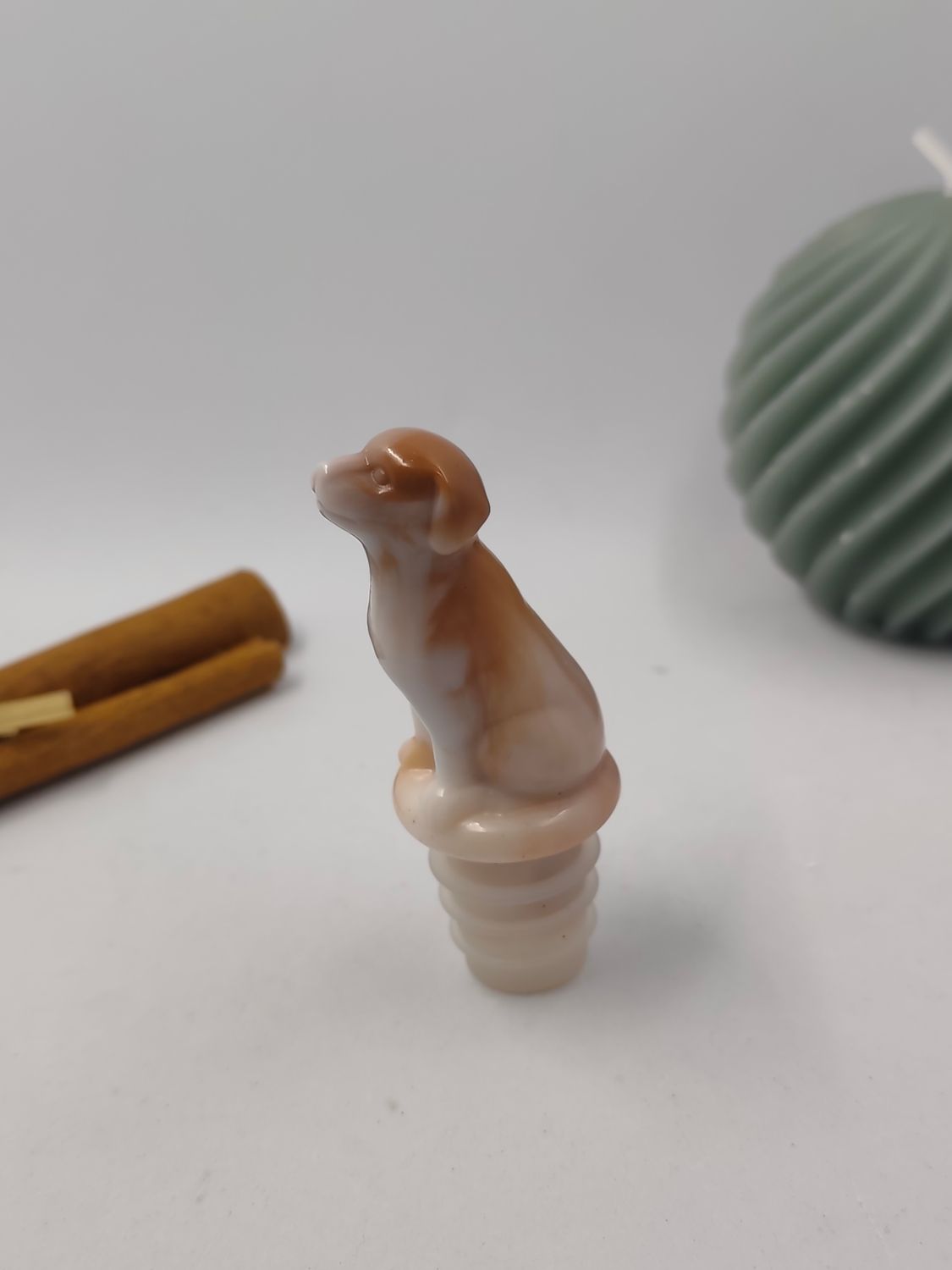 Bouchon de bouteille - Chien blanc et beige Bouchon de bouteille - Chien blanc et beige