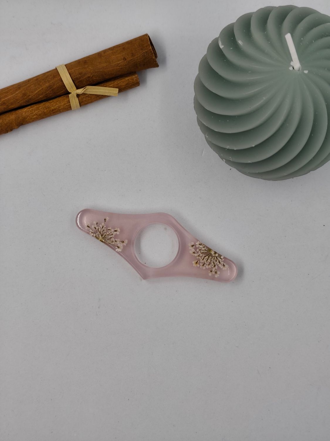 Bague de lecture ovale - fleurs blanches/ fond rose Bague de lecture ovale - fleurs blanches/ fond rose