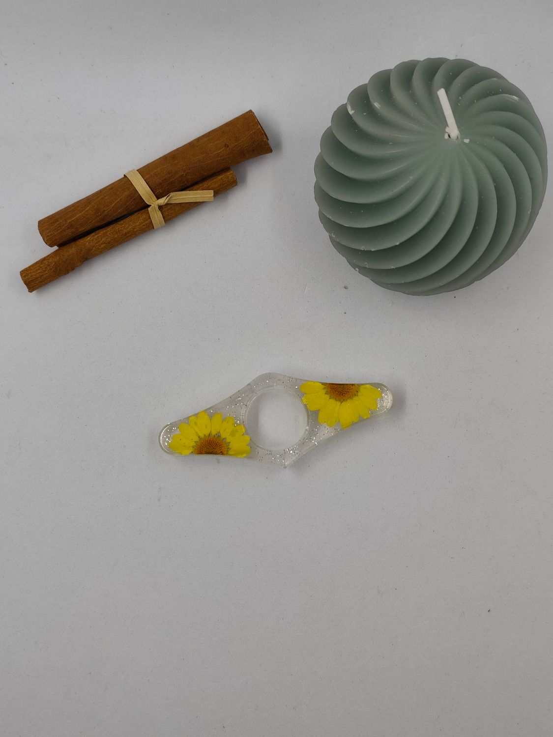 Bague de lecture - fleurs jaunes / fond blanc paillettes argentées Bague de lecture - fleurs jaunes / fond blanc paillettes argentées