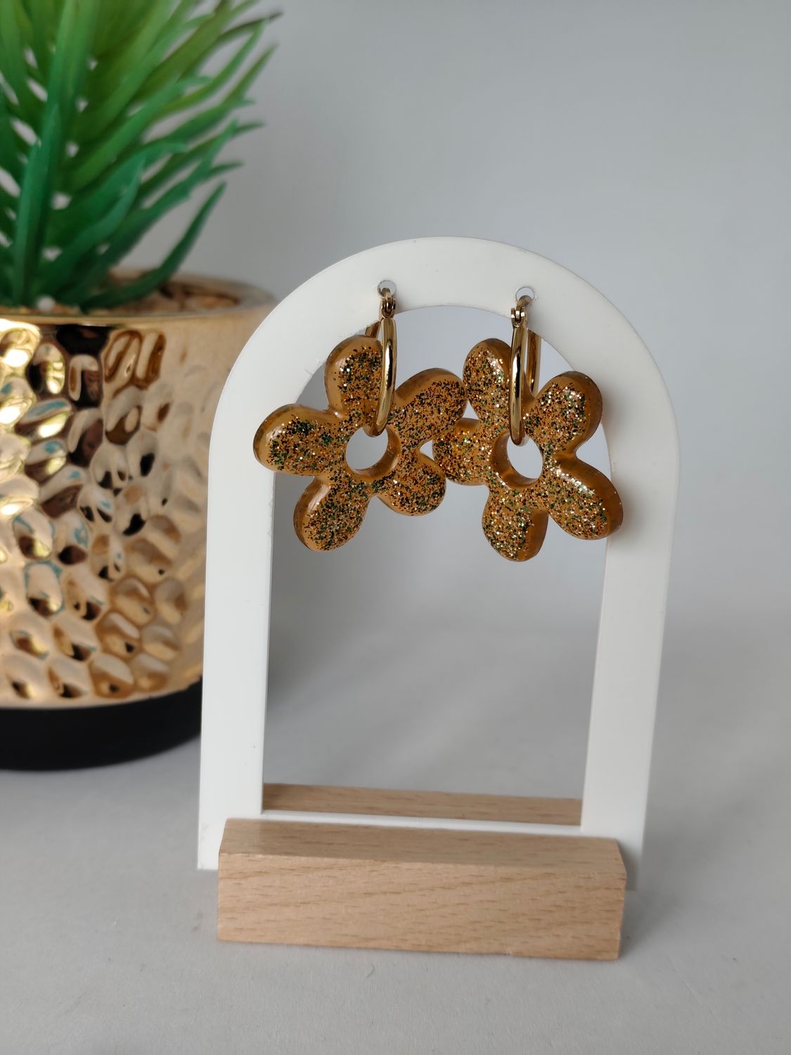 Pampilles paillettes doré vert / fond marron Pampilles paillettes doré vert / fond marron