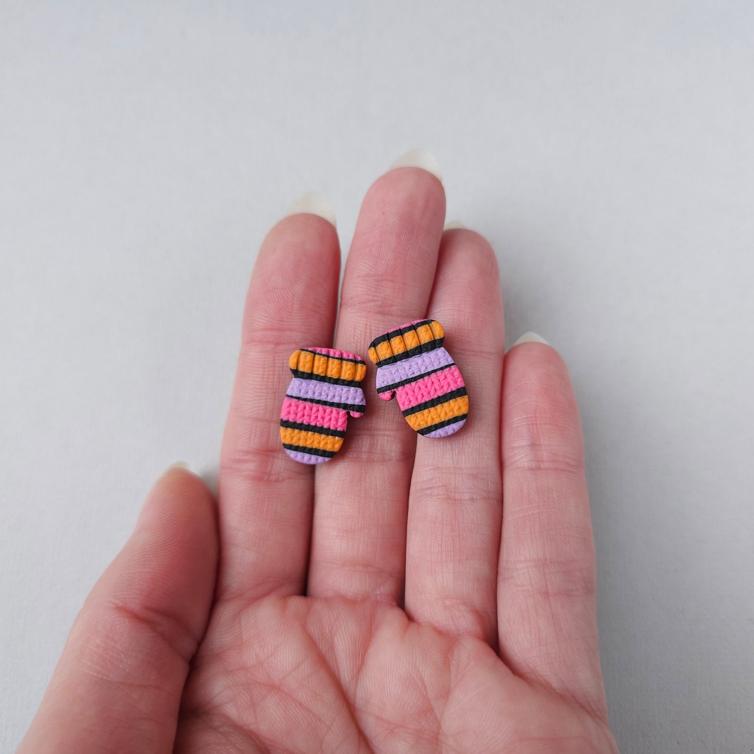 Striped mitten Studs