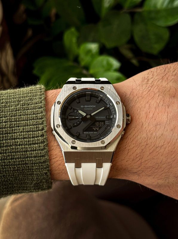 G-SHOCK CasiOak White-Silver with black watch dial