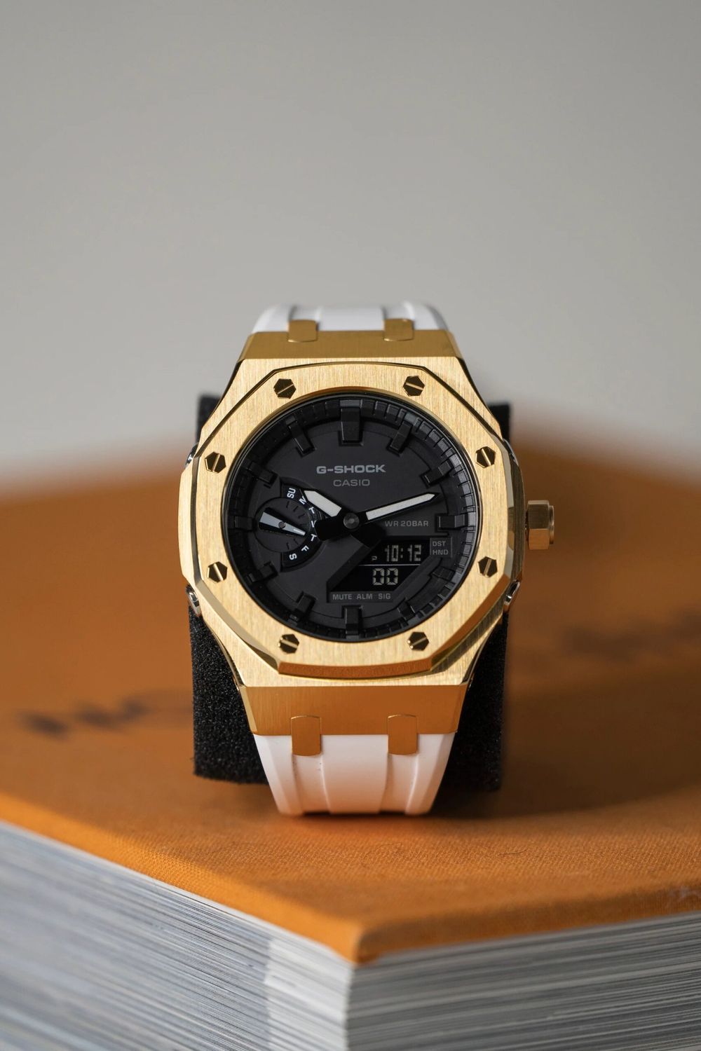 G-SHOCK CasiOak White Gold - with black watch dial