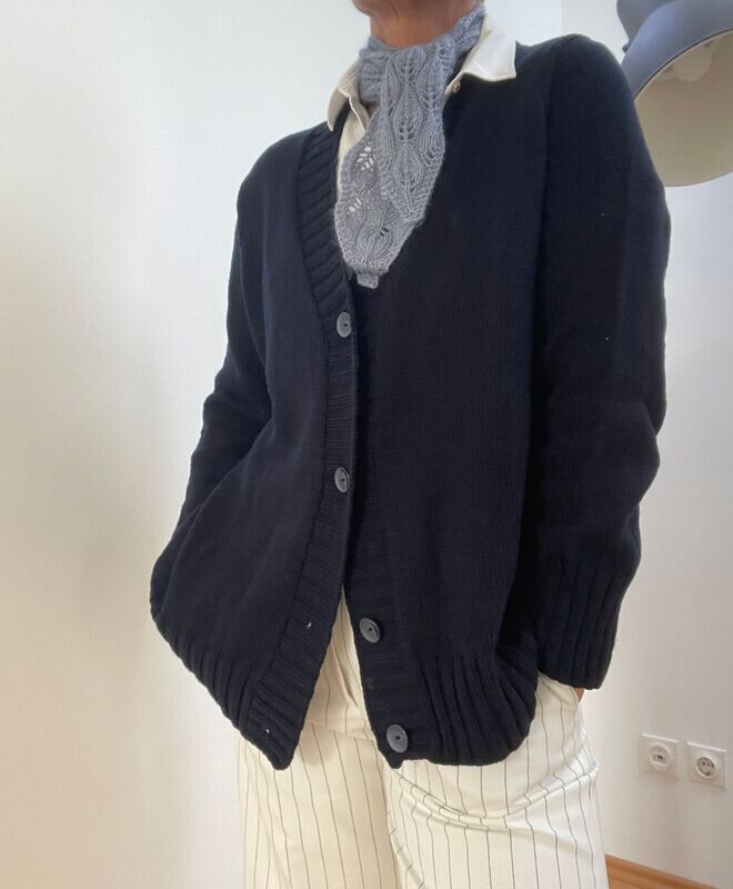 EVA CARDIGAN VON PETITE KNIT (Strickkit) EVA CARDIGAN VON PETITE KNIT (Strickkit)