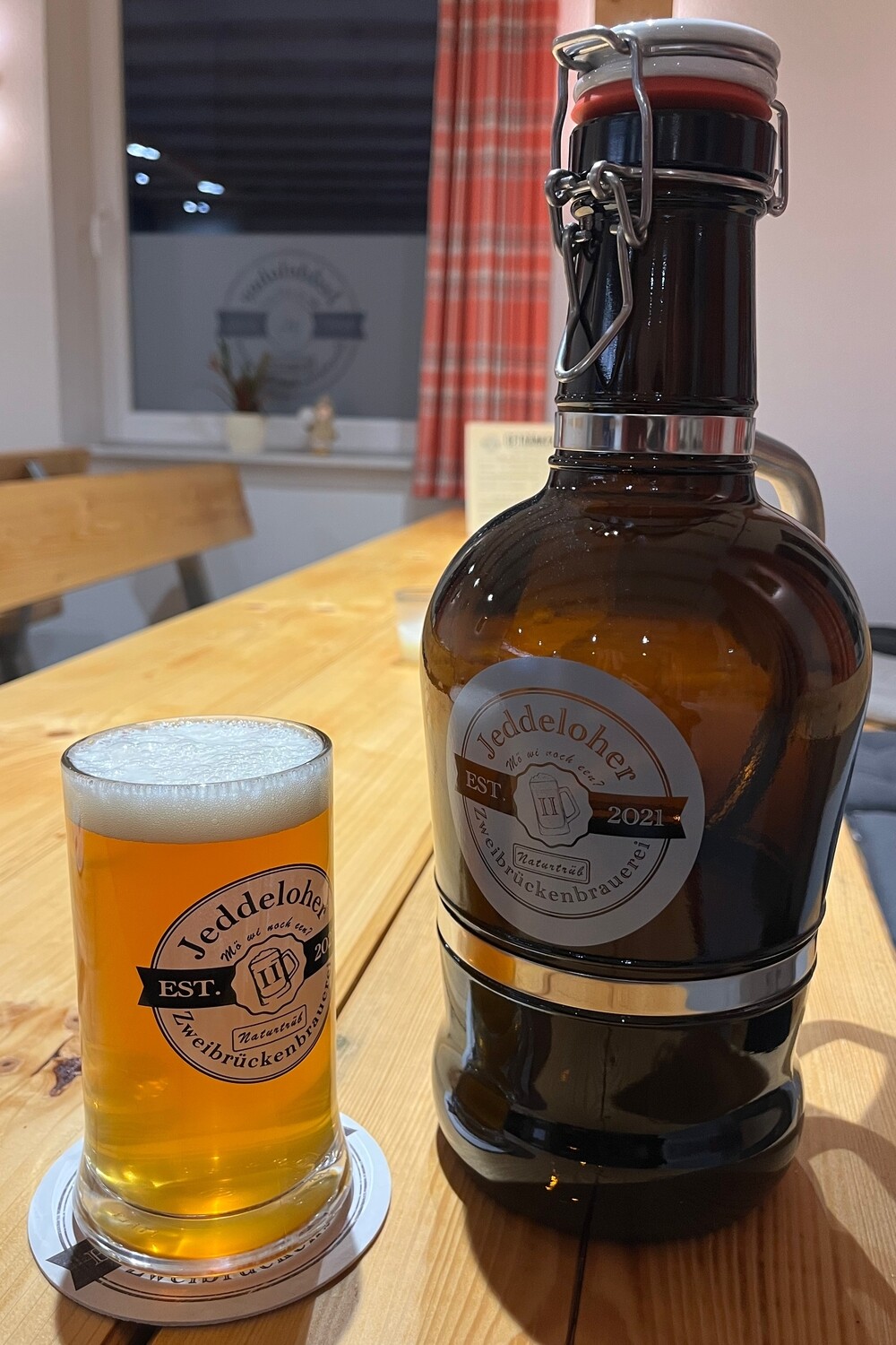 Jeddeloher Pils 2,0 Liter Traditionsflasche (mit Edelstahlgriff)
