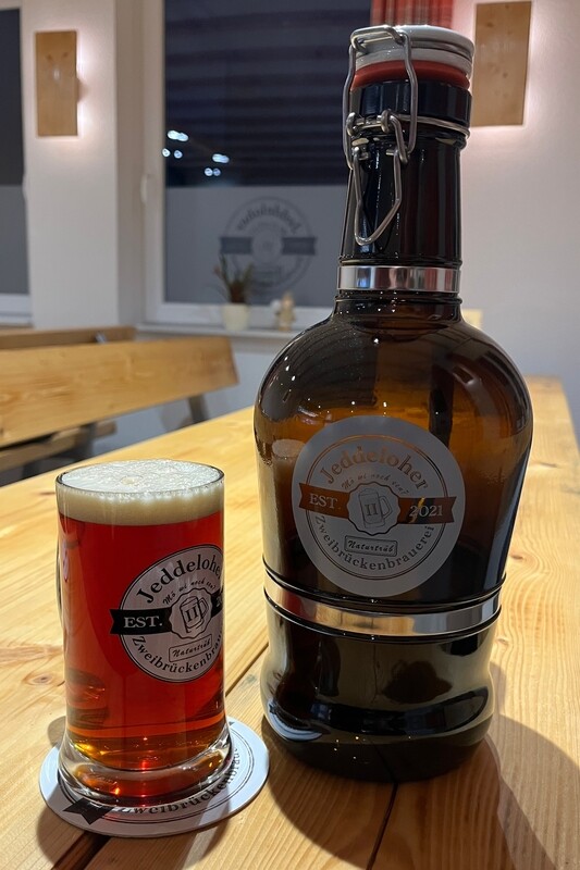 Jeddeloher Dunkel 2,0 Liter Traditionsflasche (mit Edelstahlgriff)