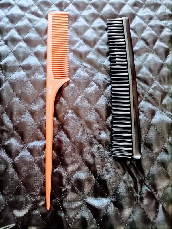 Peigne à queue de professionnel incontournable pour faire les papillotes, les top knots et des raies bien droites sur le poil d
Peigne à queue de professionnel incontournable pour faire les papillotes Peigne à queue de professionnel incontournable pour faire les papillotes, les top knots et des raies bien droites sur le poil d
Peigne à queue de professionnel incontournable pour faire les papillotes