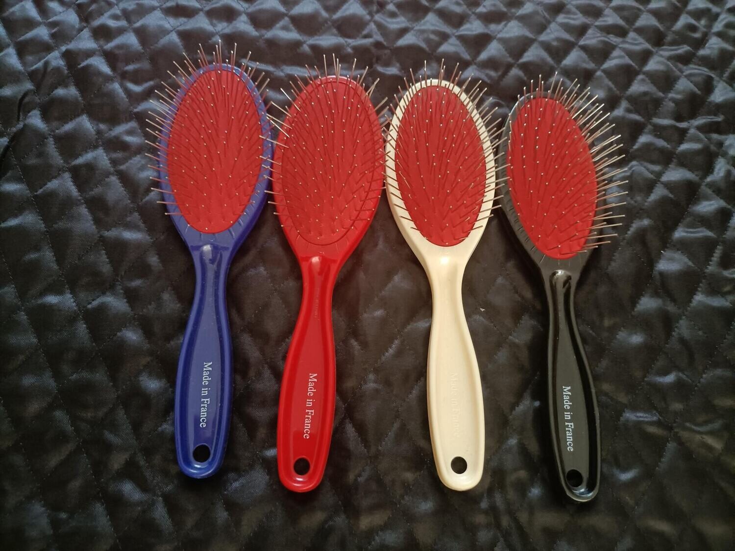 Brosses de couleur rouge ou noire avec ou sans strass Brosses rouges ou noires avec ou sans strass suivant les goûts. Brosses de couleur rouge ou noire avec ou sans strass Brosses rouges ou noires avec ou sans strass suivant les goûts.