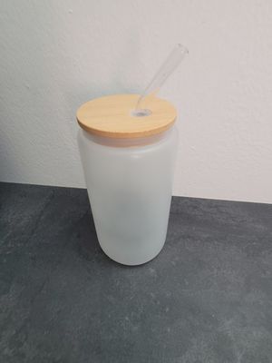 Trinkglas satiniert mit Bambusdeckel Trinkglas satiniert mit Bambusdeckel