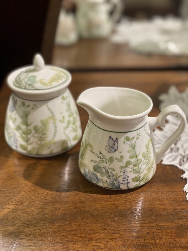 Botanical milk &amp; sugar dishes