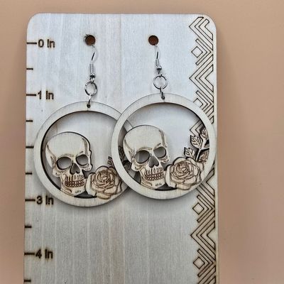 Fleeting” Wooden Skull and Rose Earrings – Elegant Engraving in Colored Wood