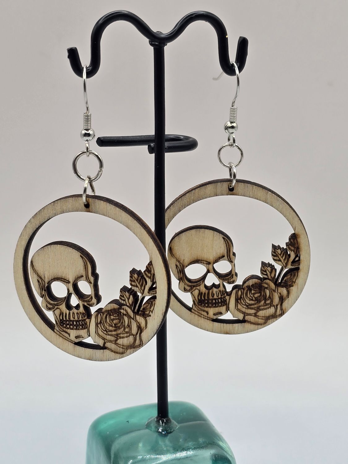 Fleeting” Wooden Skull and Rose Earrings – Elegant Engraving in Colored Wood