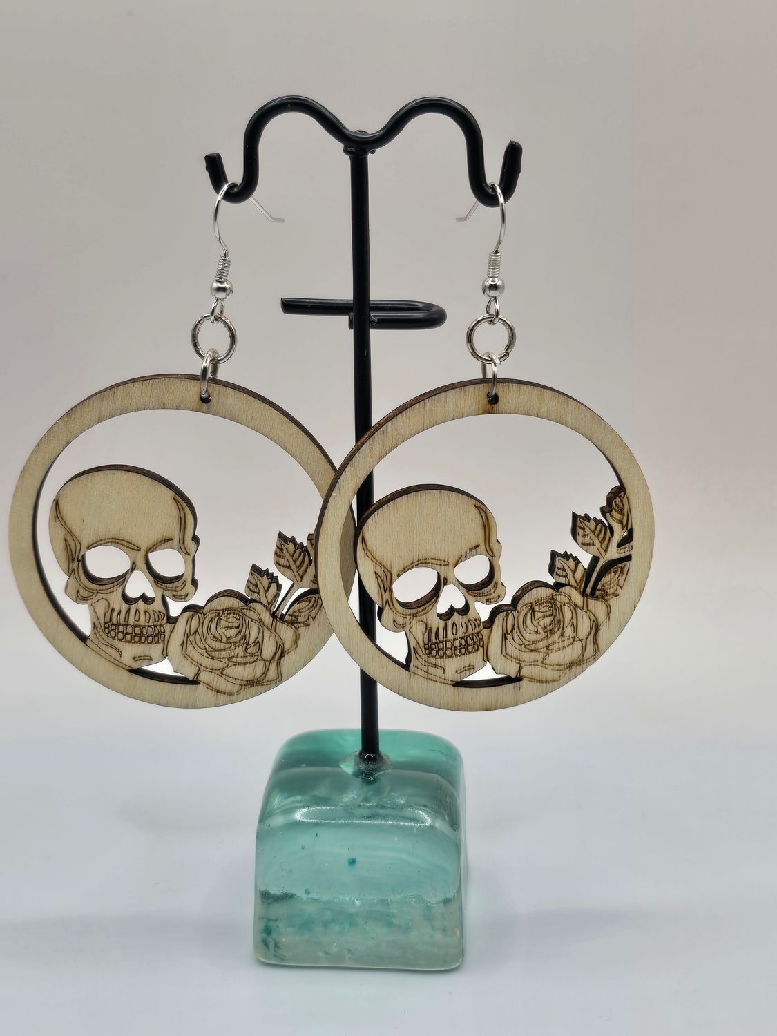 Fleeting Wooden Skull and Rose Earrings – Elegant Engraving in Colored Wood (Small)