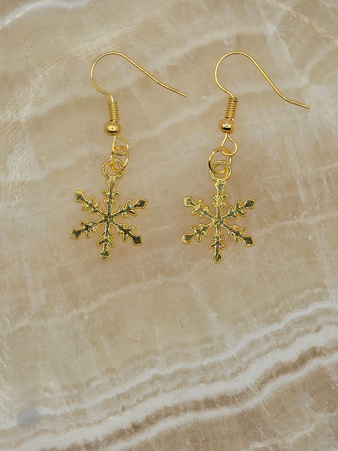Gold Snowflake Earrings – Winter Elegance in Festive Detail