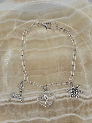 Winter Love &amp; Reindeer Charm Bracelet – Snowflake, Reindeer &amp; Interlocking Hearts