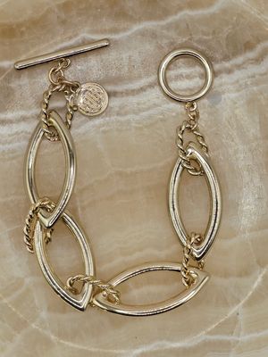 Oval Link Toggle Bracelet – Classic Gold Elegance