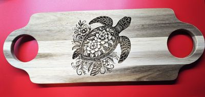 Honu Grace – Engraved Turtle Cutting Board (19.5x7x½")