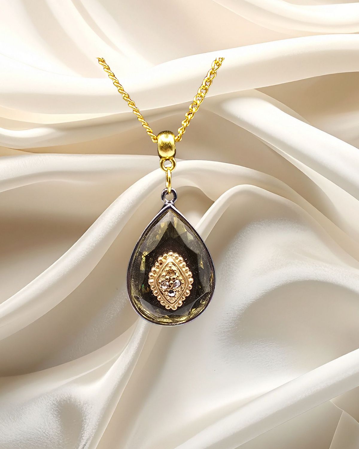 Glimmergaze – Teardrop Pendant Necklace of Light &amp; Lore