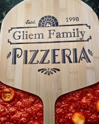 Personalized Bamboo Pizza Peel – “Pizzeria” Design with Custom Name, Date &amp; Built-In Cutting Guide