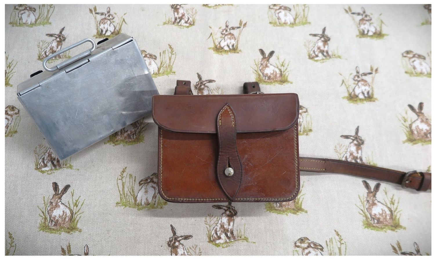 Vintage Sandwich Tin in Brown Leather Case