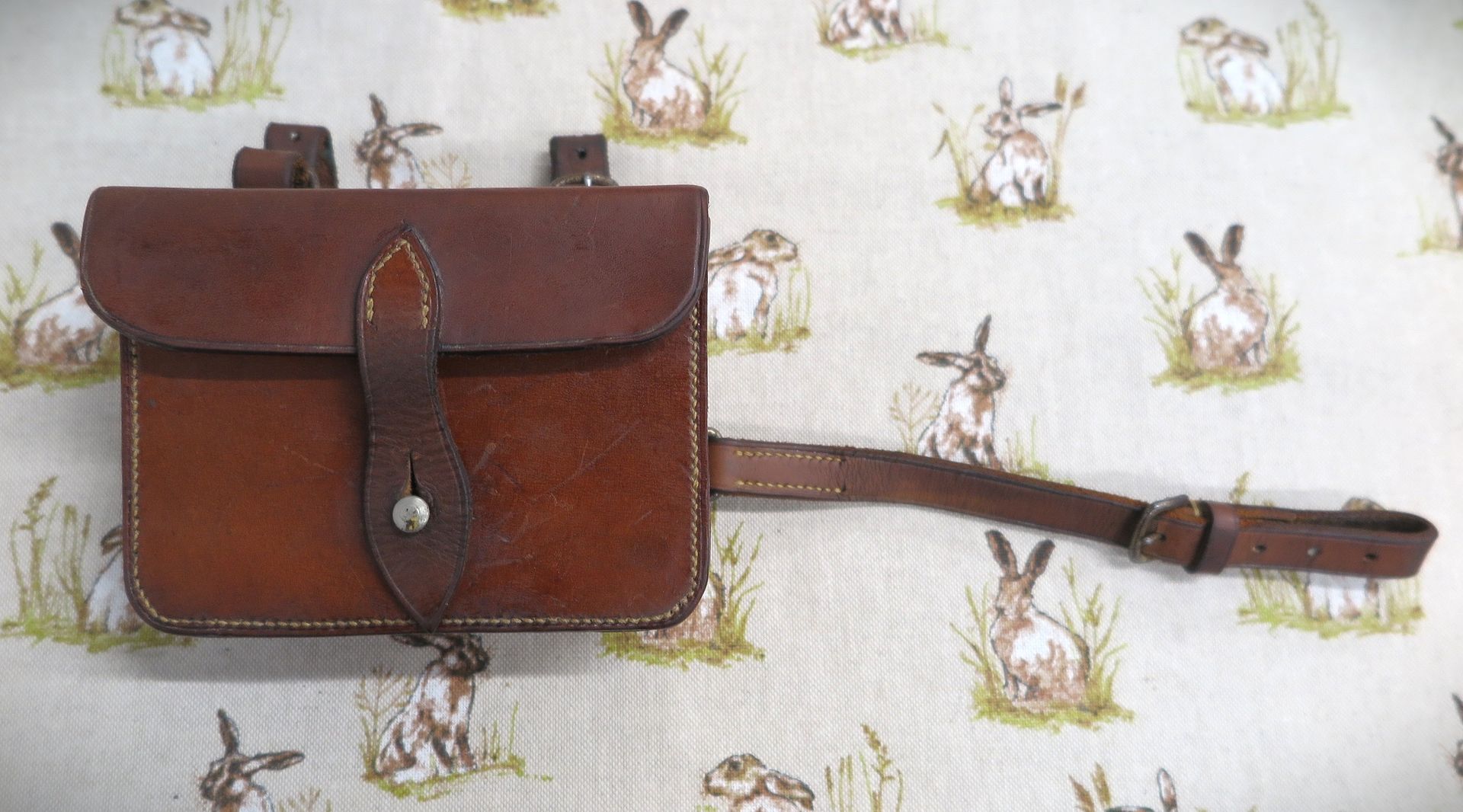 Vintage Sandwich Tin in Brown Leather Case