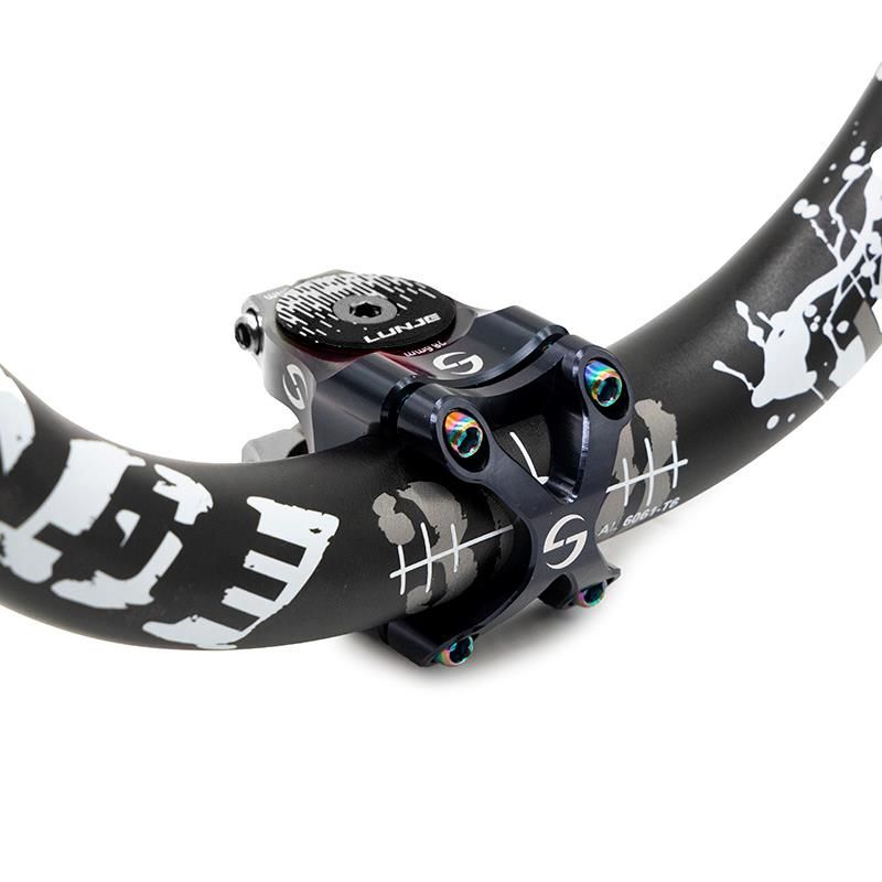 Attacco manubrio per diametro 31,8mm EWPM-002 nero-rosso