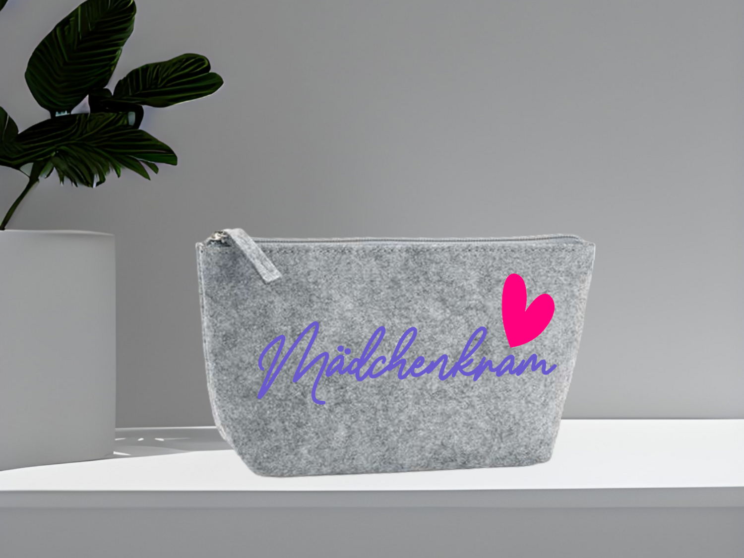 Personalisierte Kosmetiktasche "Mädchekram" mit Herz.