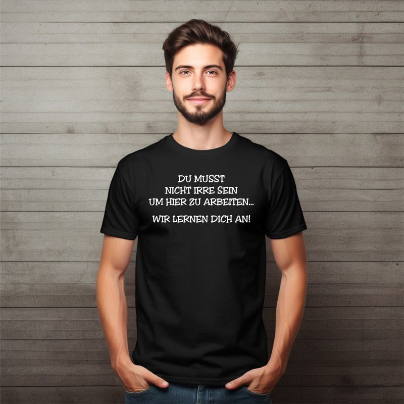 T-SHIRT DU MUSST NICHT IRRE SEIN UM HIER ZU ARBEITEN...