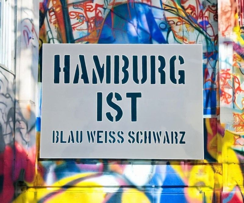 Graffiti Schablone HAMBURG IST BLAU WEIß SCHWARZ