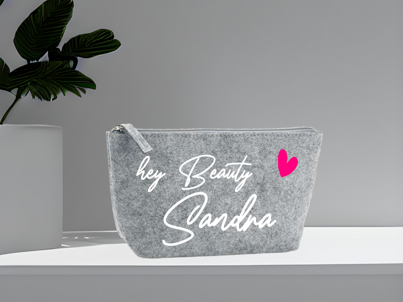 Personalisierte Kosmetiktasche "hey Beauty" mit Namen und Herz.