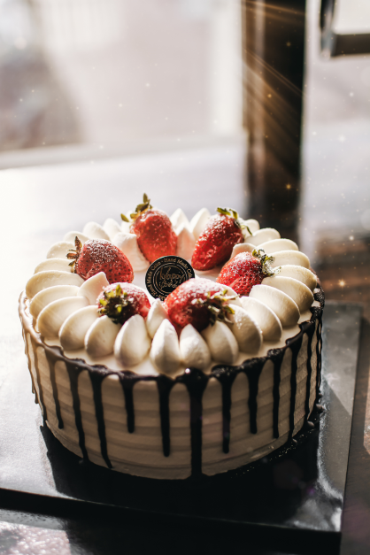 Strawberry Fresh Cream w/ Chocolate Cake