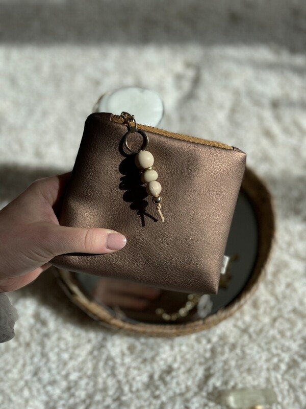 Kleine Kosmetiktasche aus veganem Kunstleder mit stilvollem Anhänger und versteckter Nachricht