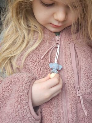 Elefant Reißverschlussanhänger – Zipper Anhänger für Kinder an Jacke & Rucksack – süßer Glücksbringer für Kindergarten- und Schulkinder Elefant Reißverschlussanhänger – Zipper Anhänger für Kinder an Jacke & Rucksack – süßer Glücksbringer für Kindergarten- und Schulkinder