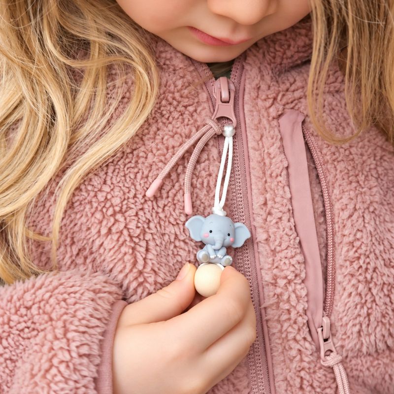 Elefant Reißverschlussanhänger – Zipper Anhänger für Kinder an Jacke & Rucksack – süßer Glücksbringer für Kindergarten- und Schulkinder Elefant Reißverschlussanhänger – Zipper Anhänger für Kinder an Jacke & Rucksack – süßer Glücksbringer für Kindergarten- und Schulkinder