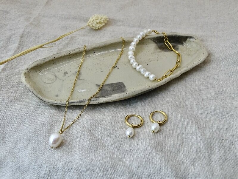Small pearl necklace