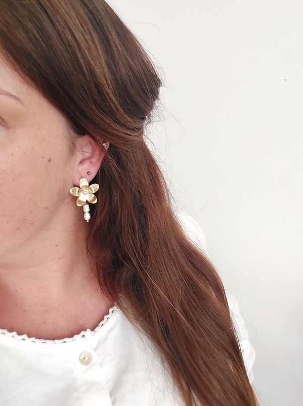 Flower pearl earrings