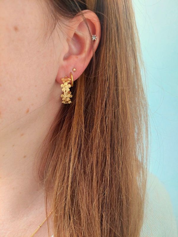 Round flower earrings