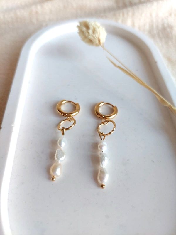 Classy pearl earrings