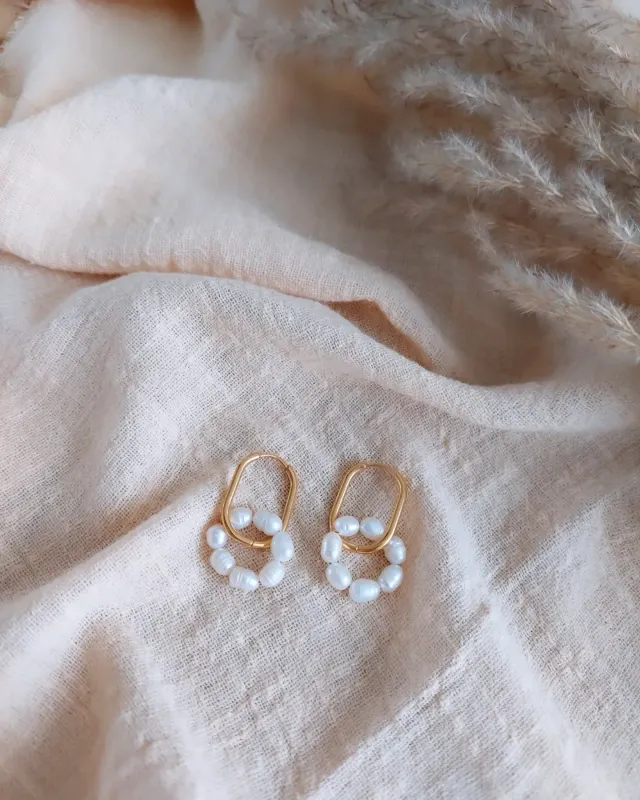 Round pearl earrings