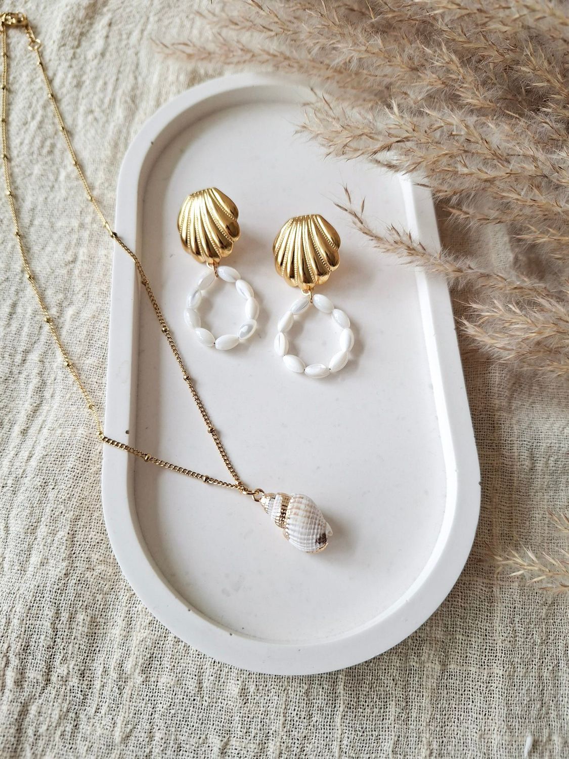 Large shell necklace